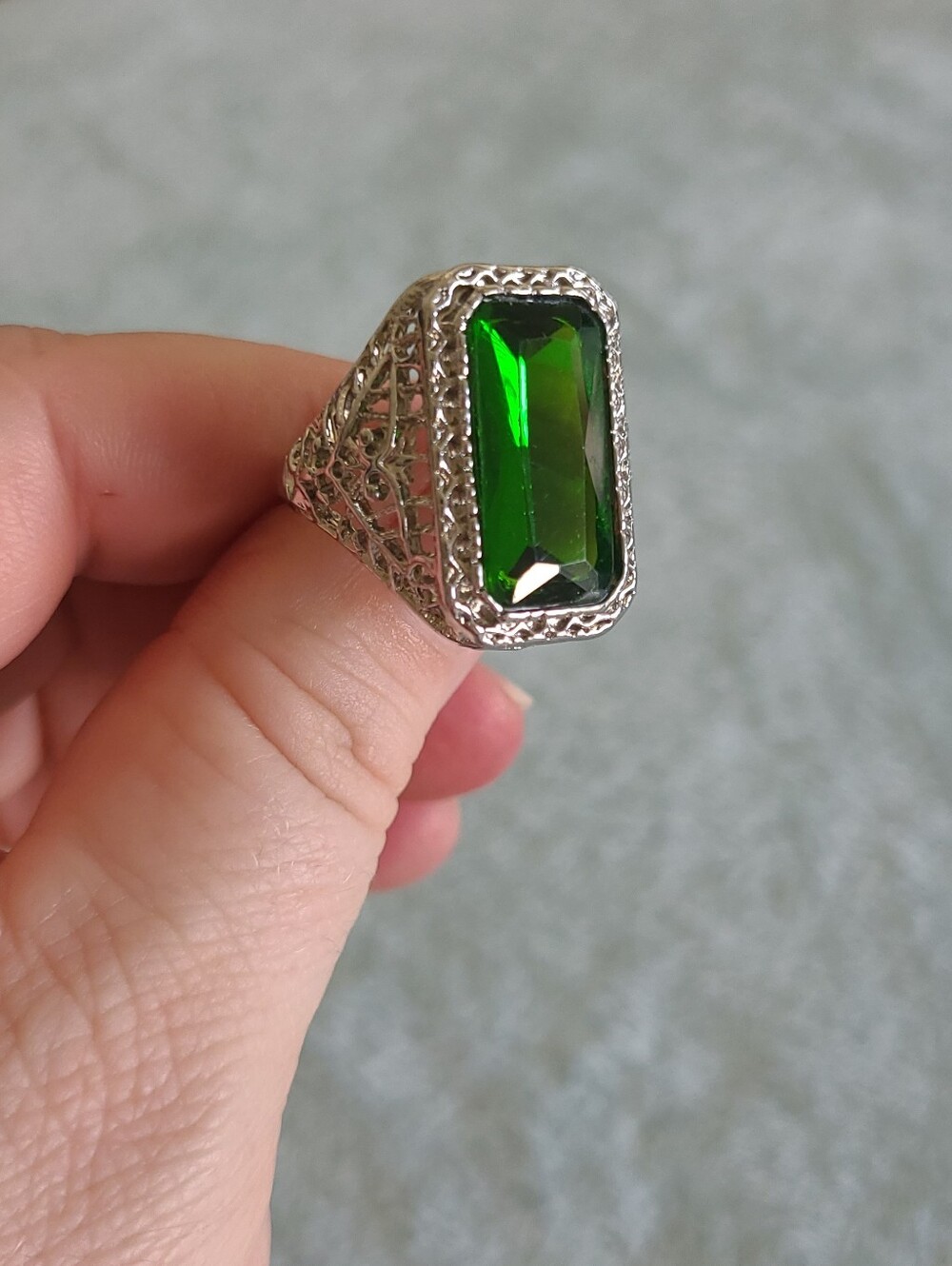 Emerald Green Vintage-Style Filigree Cocktail Ring